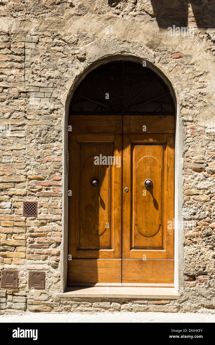 Porta chiusa di un edificio nella città medievale di San Gimignano, Siena, in provincia di Siena, Toscana, Italia Foto Stock