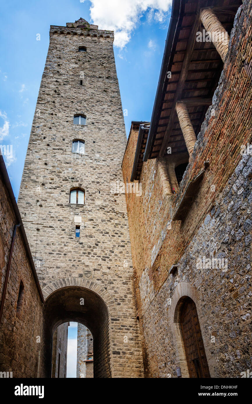 Basso angolo vista di una torre nella città medievale di San Gimignano, Siena, in provincia di Siena, Toscana, Italia Foto Stock