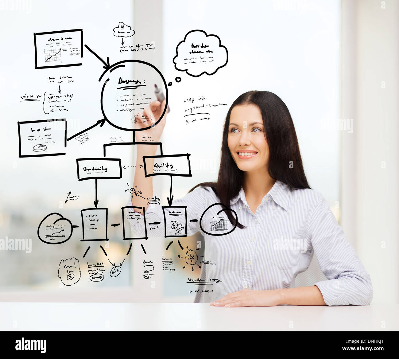 Donna sorridente la scrittura su schermo virtuale Foto Stock