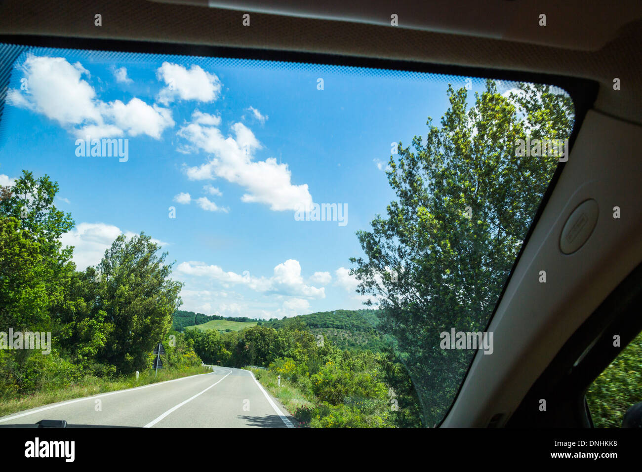 Strada visto dalla finestra di una vettura, Volterra, in provincia di Pisa, Toscana, Italia Foto Stock