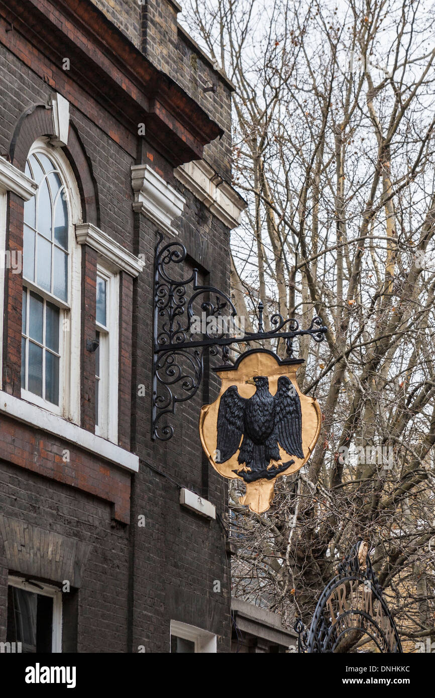 Birreria Trumans black eagle logo sul segno - Brick Lane, East London, Regno Unito Foto Stock