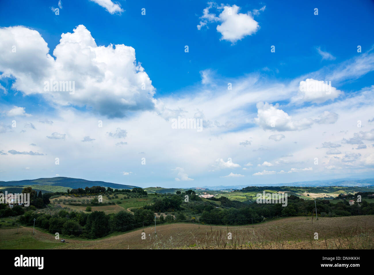 Nuvole sopra un paesaggio, Volterra, in provincia di Pisa, Toscana, Italia Foto Stock