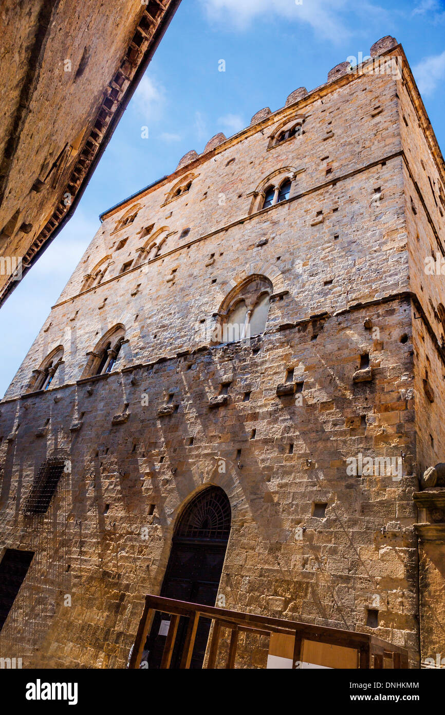 Basso angolo di visione di un edificio storico in una città vecchia, Volterra, in provincia di Pisa, Toscana, Italia Foto Stock