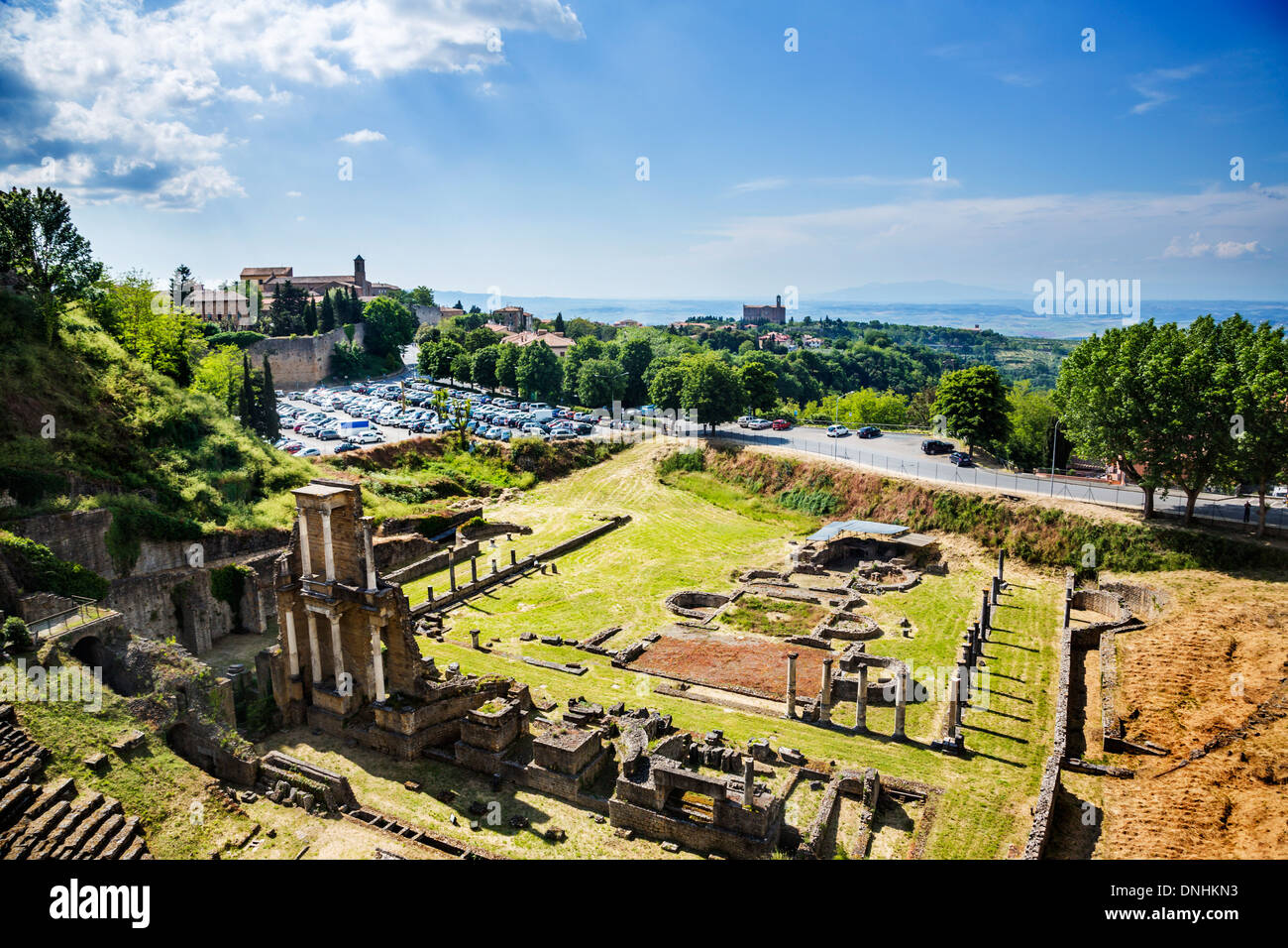 Vista aerea di antico anfiteatro romano, Volterra, in provincia di Pisa, Toscana, Italia Foto Stock