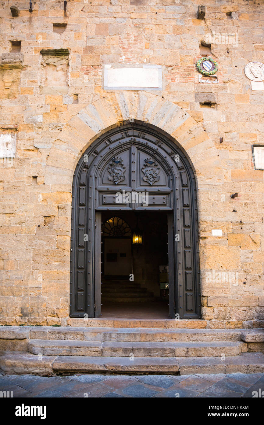 Ingresso di un palazzo, il Palazzo dei Priori, Volterra, in provincia di Pisa, Toscana, Italia Foto Stock