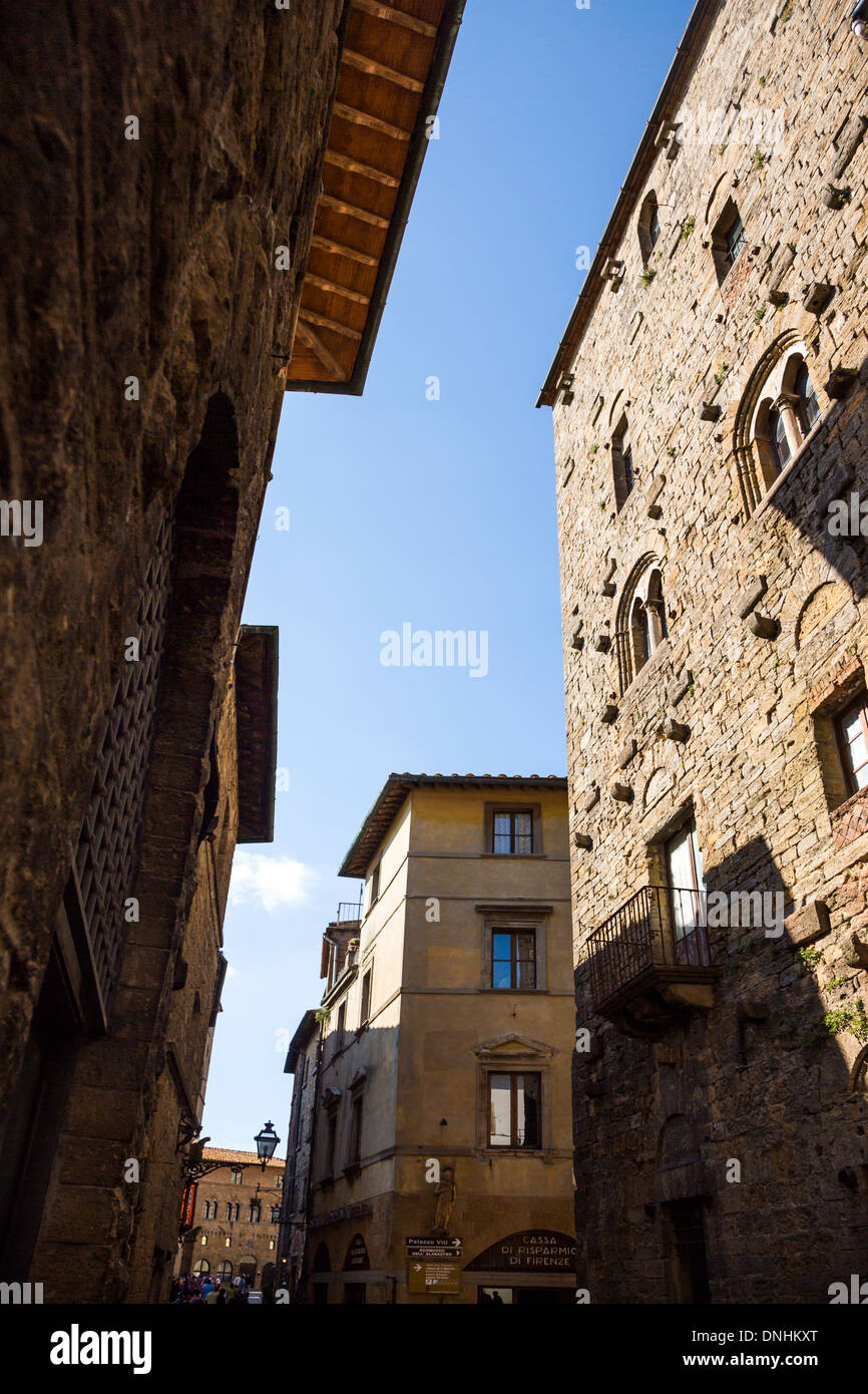 Basso angolo di visione di un edificio storico in una città vecchia, Volterra, in provincia di Pisa, Toscana, Italia Foto Stock