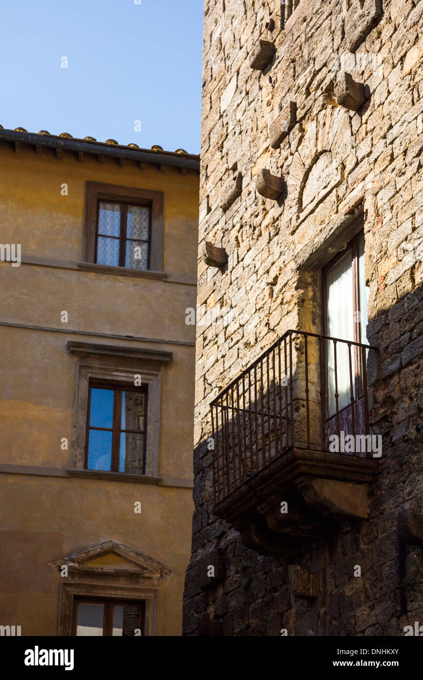 Basso angolo di visione di un edificio storico in una città, Volterra, in provincia di Pisa, Toscana, Italia Foto Stock