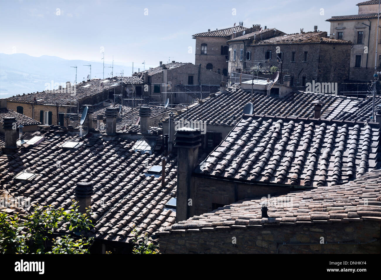Angolo di alta vista di case in una città vecchia, Volterra, in provincia di Pisa, Toscana, Italia Foto Stock