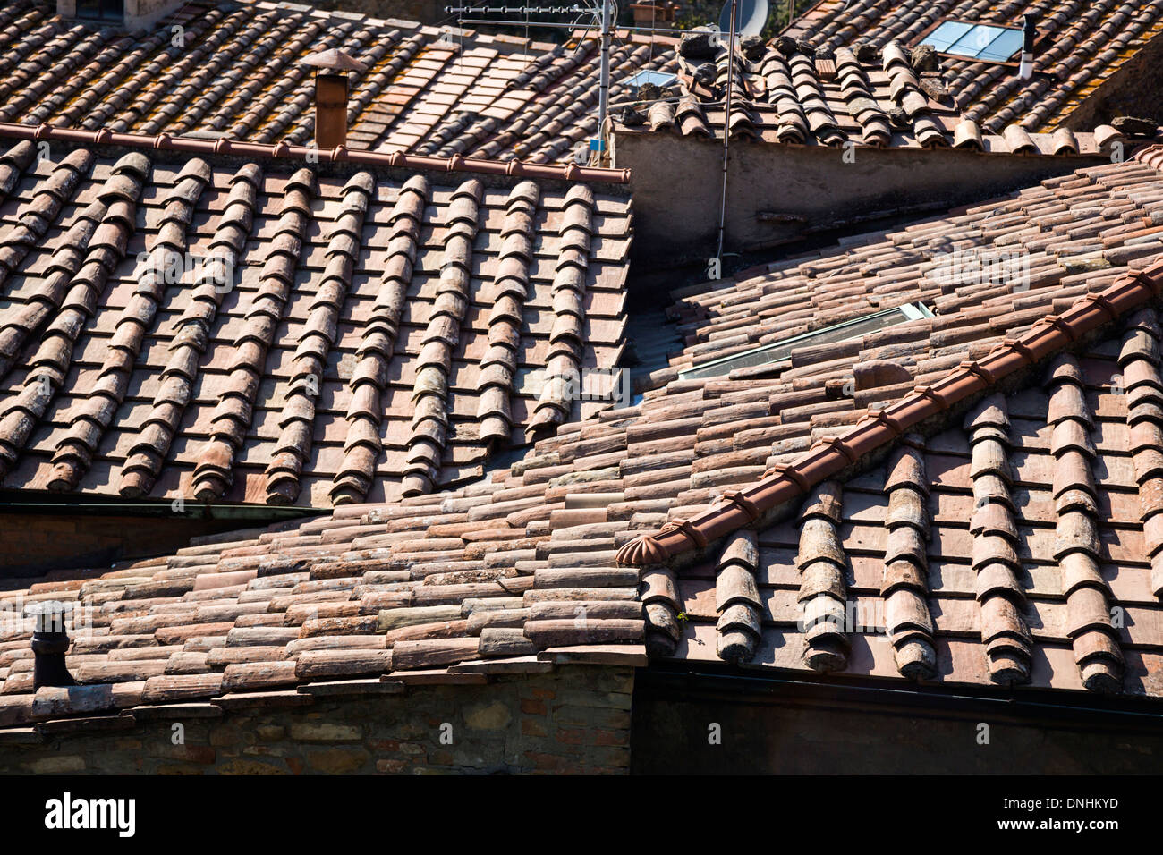 Angolo di alta vista di case in una città vecchia, Volterra, in provincia di Pisa, Toscana, Italia Foto Stock