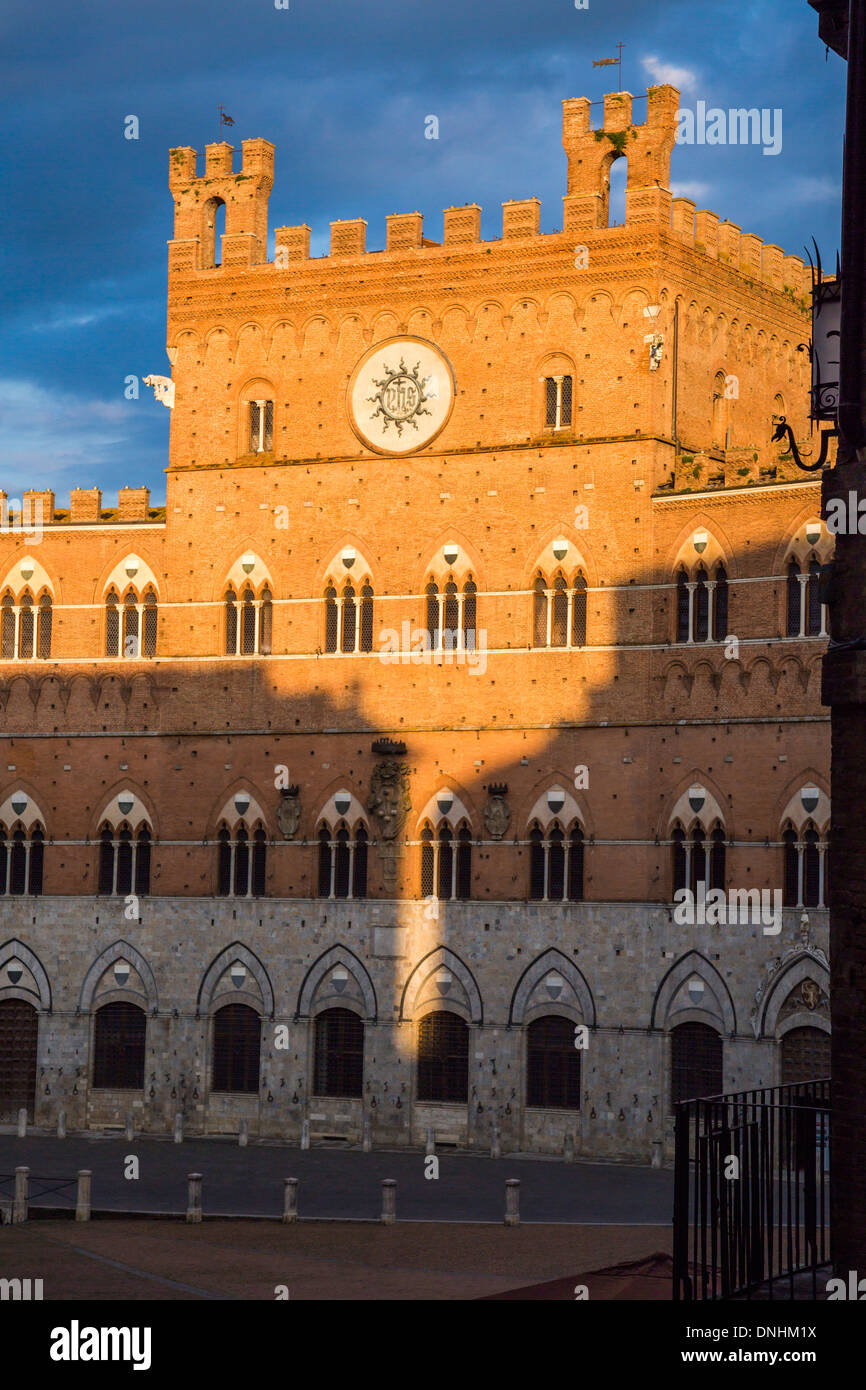 Facciata del Municipio, Palazzo Pubblico, Piazza del Campo a Siena, in provincia di Siena, Toscana, Italia Foto Stock