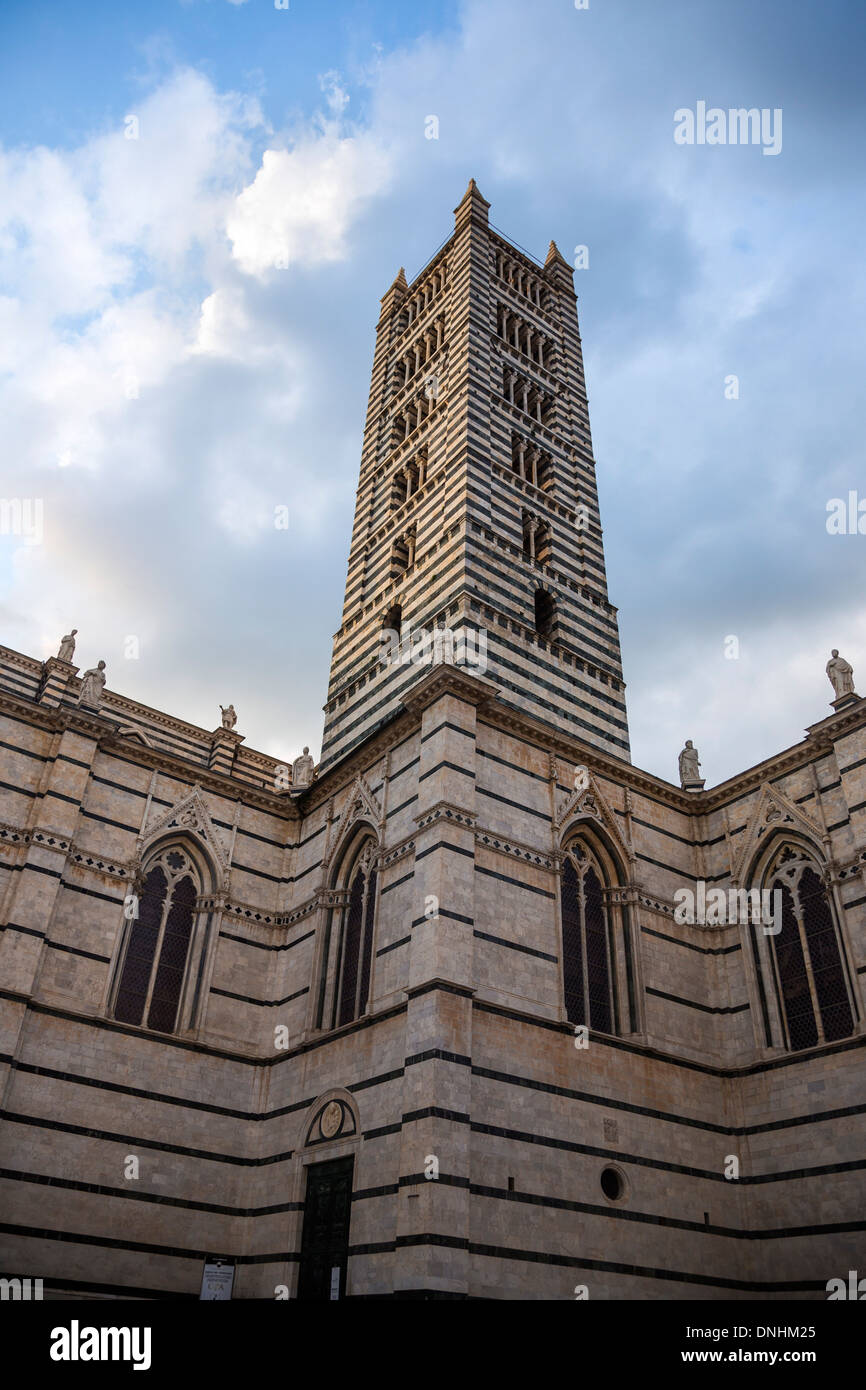 Basso angolo vista di una torre campanaria, Cattedrale di Siena, Siena, in provincia di Siena, Toscana, Italia Foto Stock