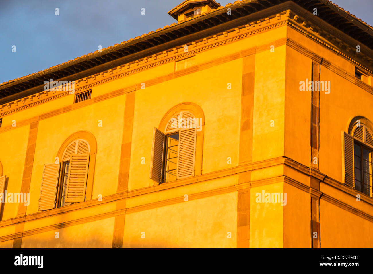 Basso angolo di visione di un edificio storico, Siena, in provincia di Siena, Toscana, Italia Foto Stock