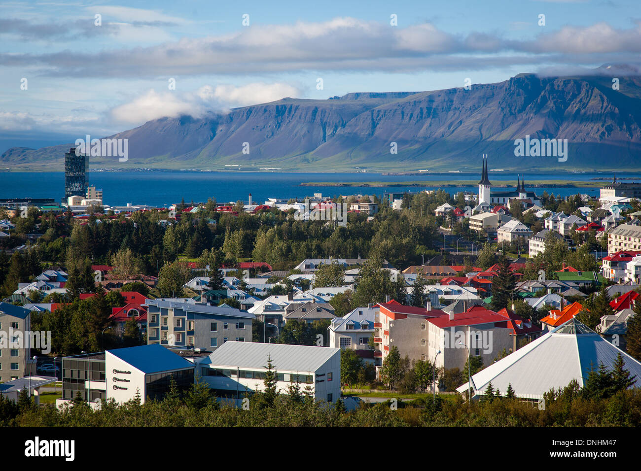 Vista generale di Reykjavik, capitale dell Islanda, dall'PERLAN (ristorante costruito sulla città e sul suo ex cisterne dell'acqua), Sud dell'Islanda, EUROPA Foto Stock