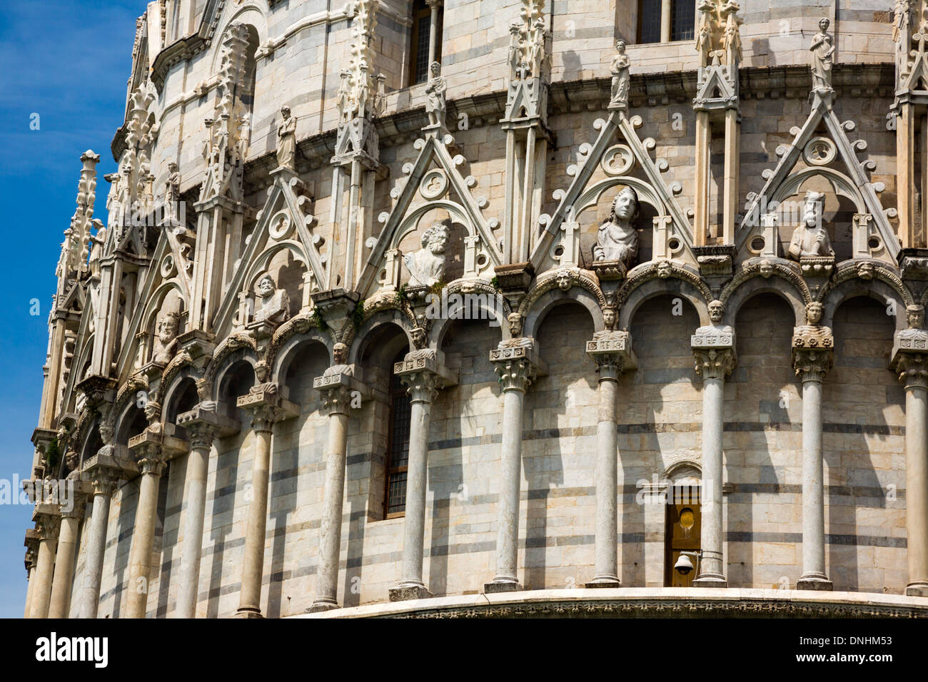 Basso angolo di visione di un edificio religioso, il Battistero di San Giovanni, Piazza dei Miracoli a Pisa, Toscana, Italia Foto Stock