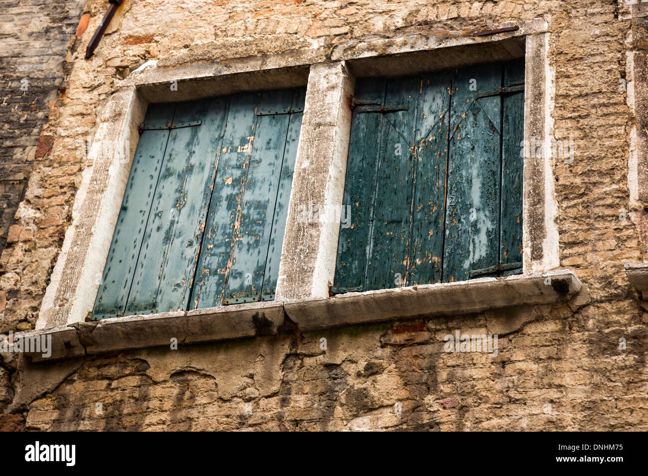 Basso angolo vista delle finestre di un edificio, Venezia, Veneto, Italia Foto Stock