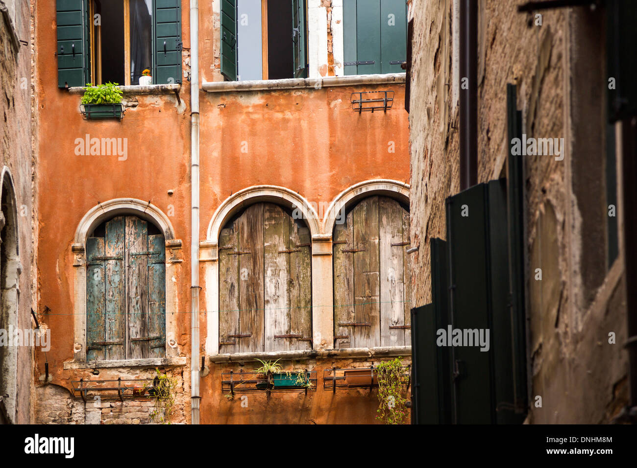 Basso angolo di visione di un vecchio edificio, Venezia, Veneto, Italia Foto Stock