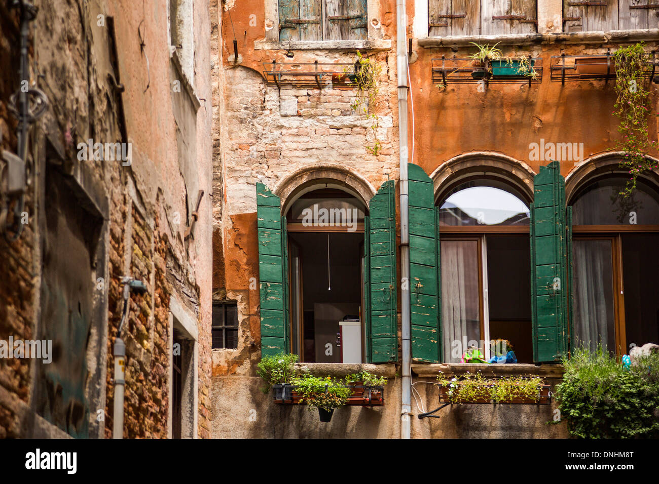 Basso angolo di visione di un vecchio edificio, Venezia, Veneto, Italia Foto Stock