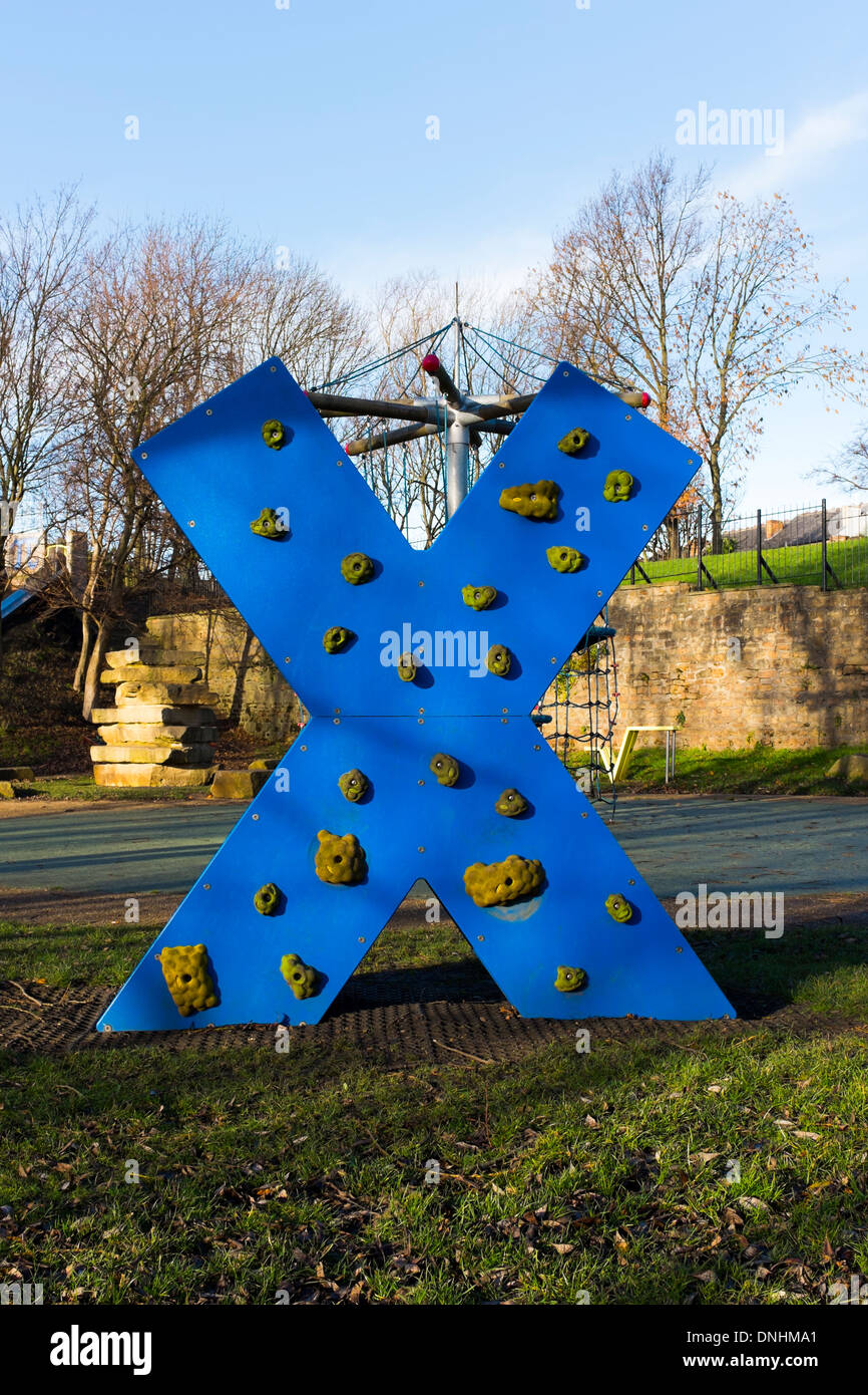 Un X simbolo a forma di parete di arrampicata per bambini in un parco di verde di mulino a vento, Sneinton, Nottingham, Inghilterra Foto Stock