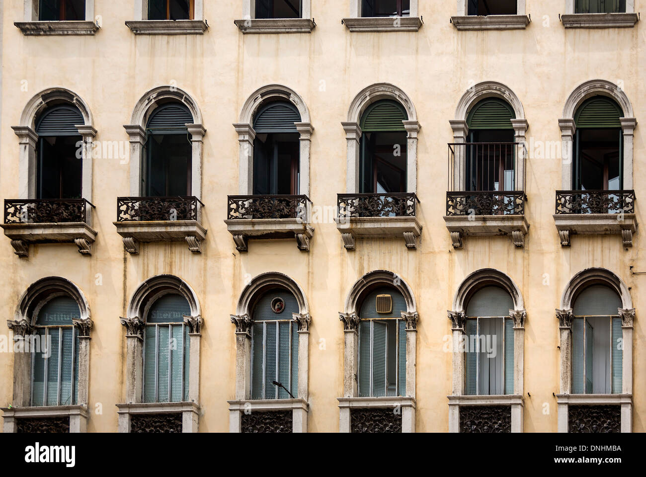 Basso angolo di visione di un edificio, Venezia, Veneto, Italia Foto Stock