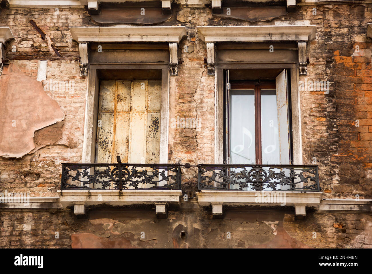 Basso angolo vista del balcone di un edificio, Venezia, Veneto, Italia Foto Stock