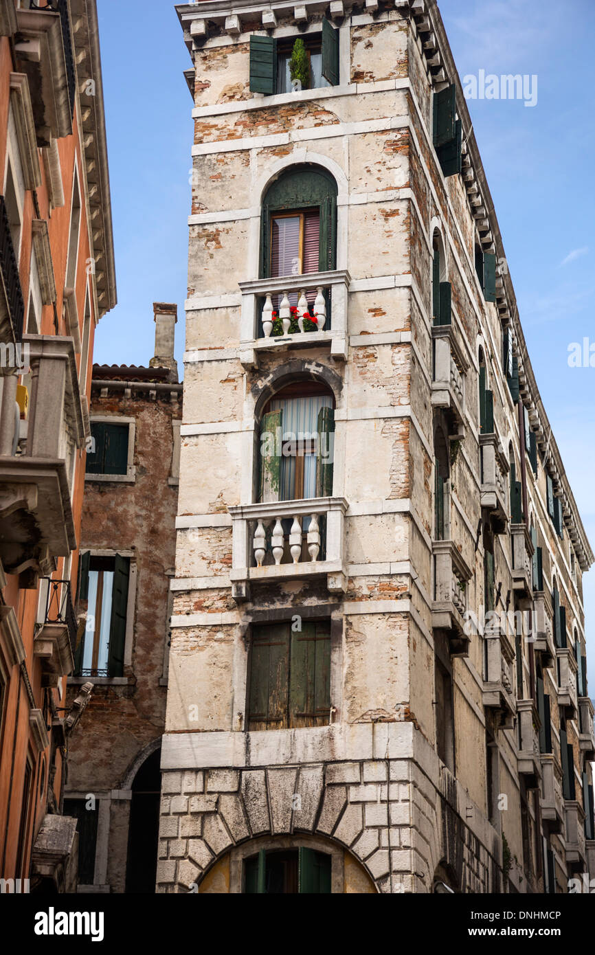 Basso angolo di visione di un vecchio edificio, Venezia, Veneto, Italia Foto Stock