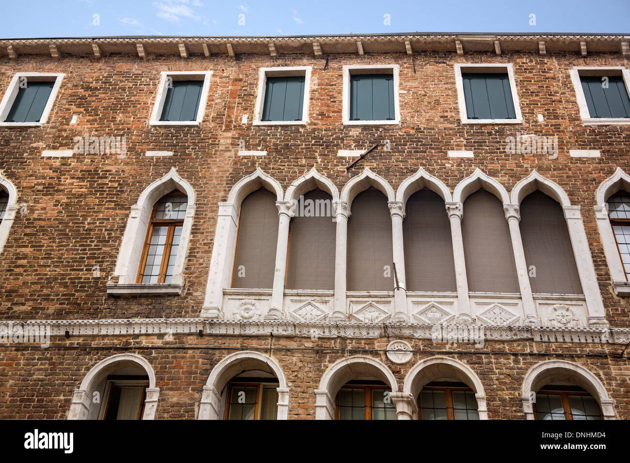 Basso angolo di visione di un edificio, Venezia, Veneto, Italia Foto Stock