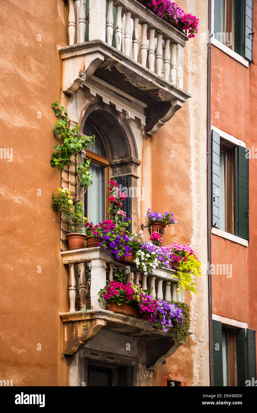 Basso angolo vista di un balcone di edilizia residenziale, Venezia, Veneto, Italia Foto Stock