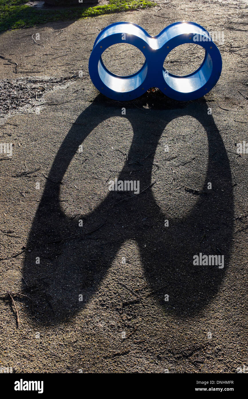 Un grande infinito-simbolo a forma di apparato di arrampicata per bambini. Sorge in un parco giochi - vicino a Green Windmill Sneinton, Inghilterra Foto Stock