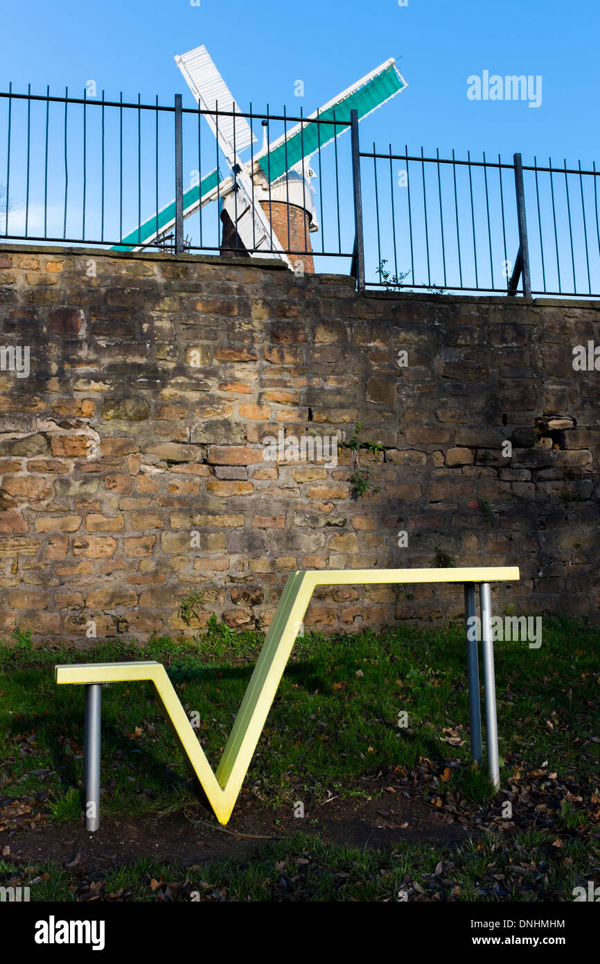 Una grande piazza a forma di radice una panchina nel parco. Sorge in un parco giochi - vicino a Green Windmill Sneinton, Inghilterra. Foto Stock