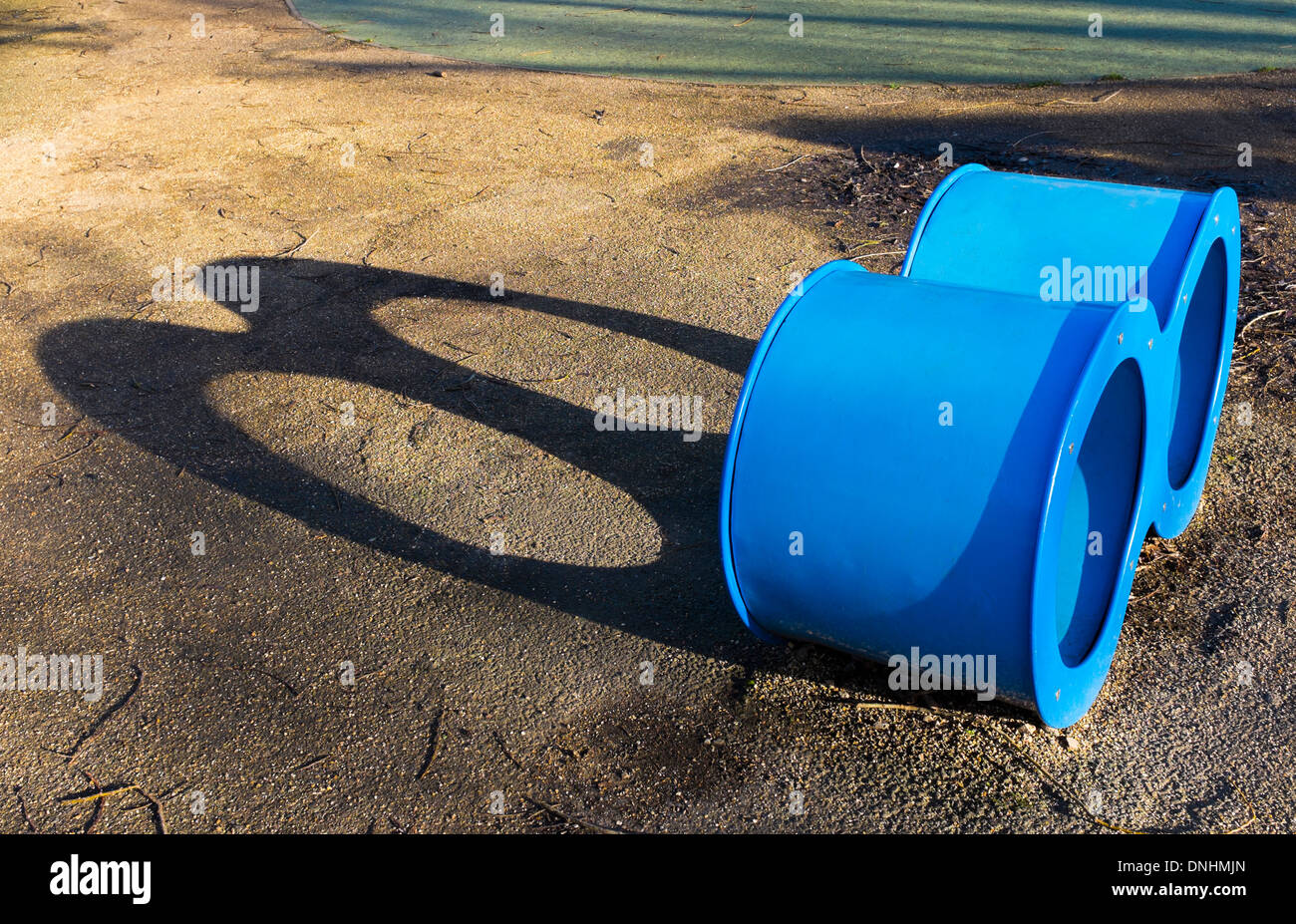Un grande infinito-simbolo a forma di apparato di arrampicata per bambini. Sorge in un parco giochi - vicino a Green Windmill Sneinton, Inghilterra Foto Stock