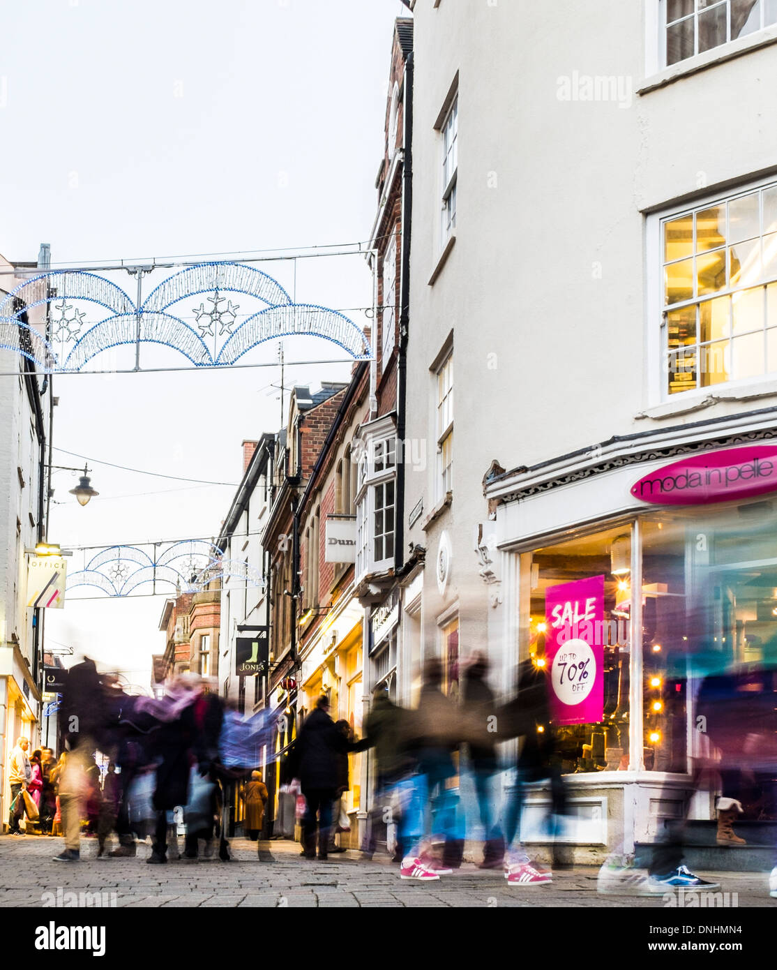 Le vendite di gennaio shoppers rappresentato utilizzando Sfocatura creativa come si cammina lungo Bridlesmith Gate, a Nottingham. Foto Stock