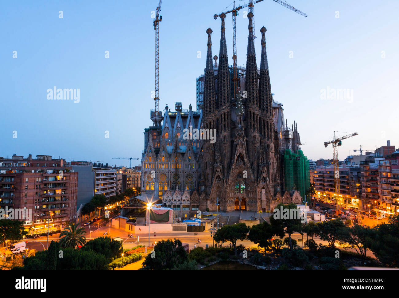 La Chiesa in una città, Sagrada Familia di Barcellona, in Catalogna, Spagna Foto Stock