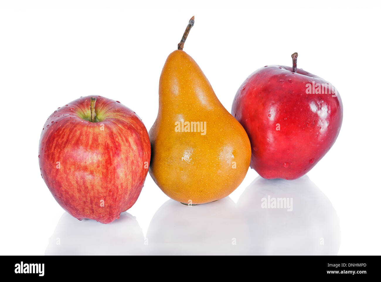 Pera con mele su sfondo bianco Foto Stock