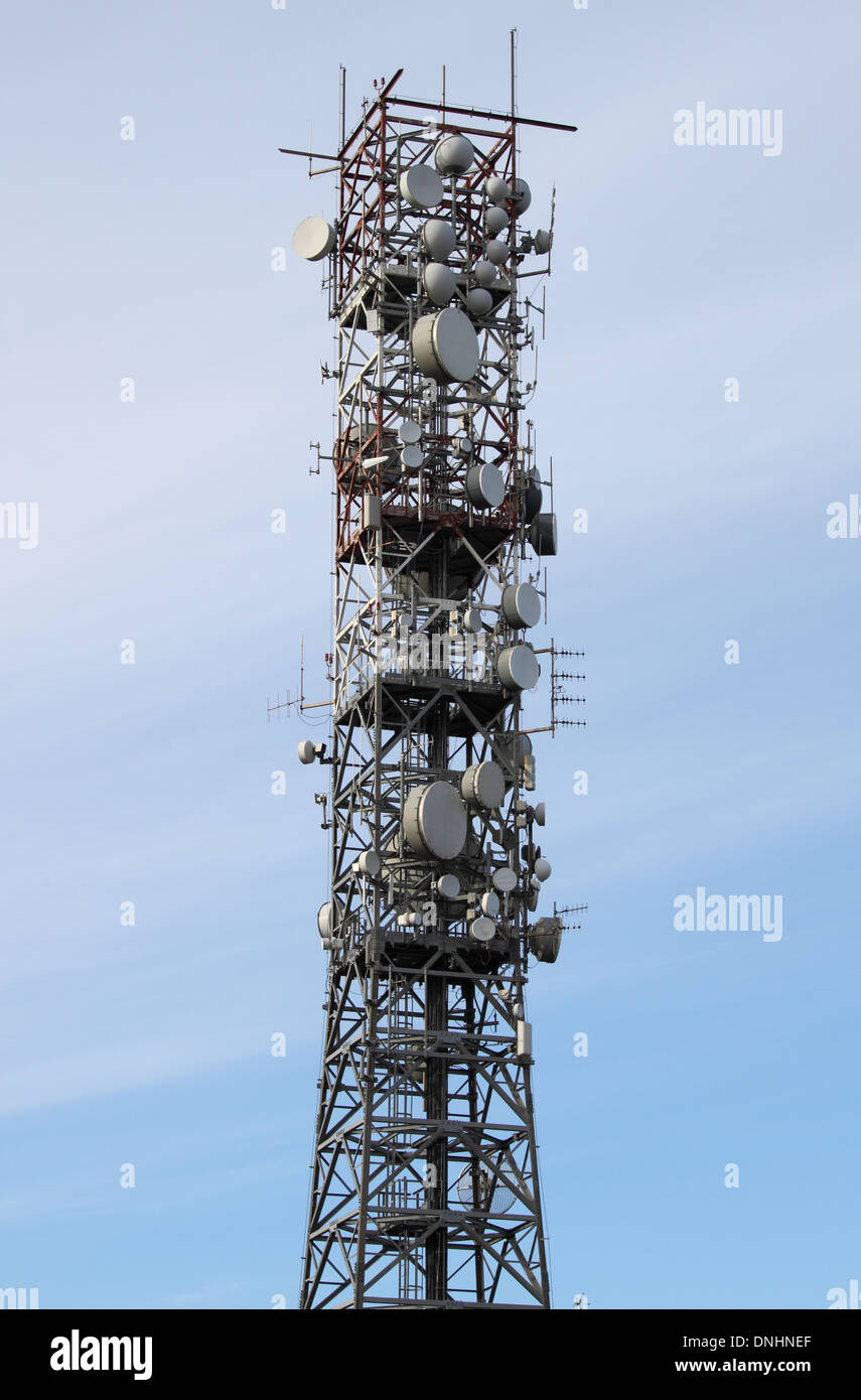 Torre di telecomunicazione con molte diverse antenne Foto Stock