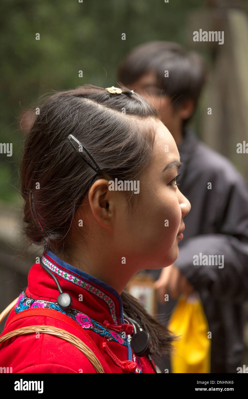 Giovane donna guida nella zona tribale nel villaggio di Fengdu della Cina Foto Stock