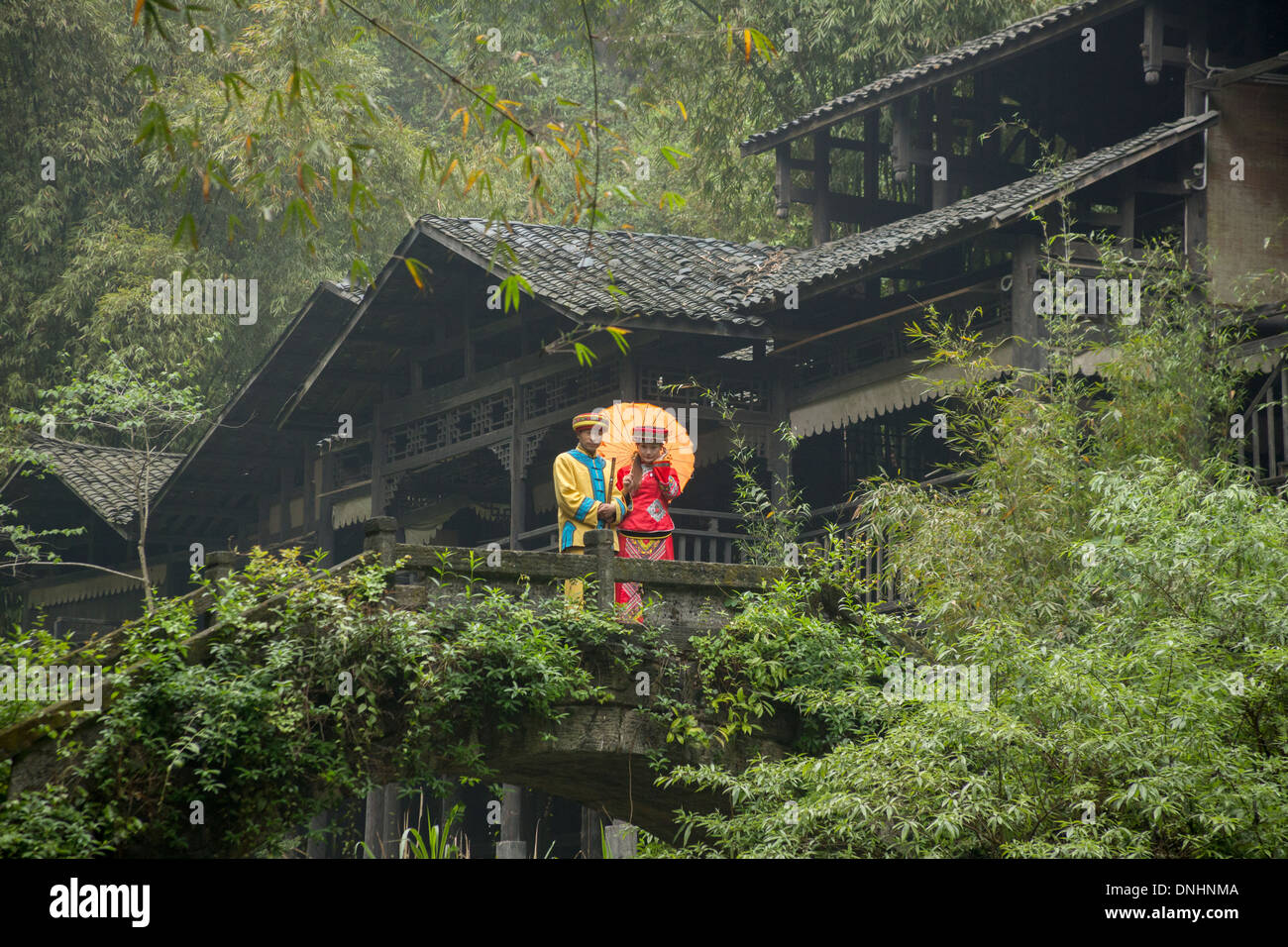 Cina Tribal giovane su un ponte di legno che si affaccia su un flusso in Lesser Tre Gole area Foto Stock