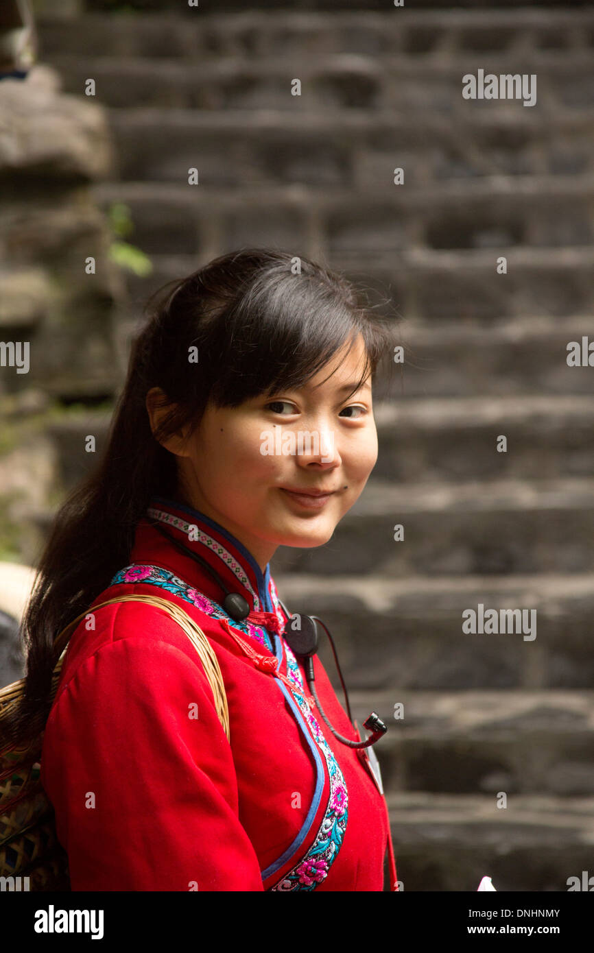 Donna tribale guida nel minor Tre Gole village Cina Foto Stock