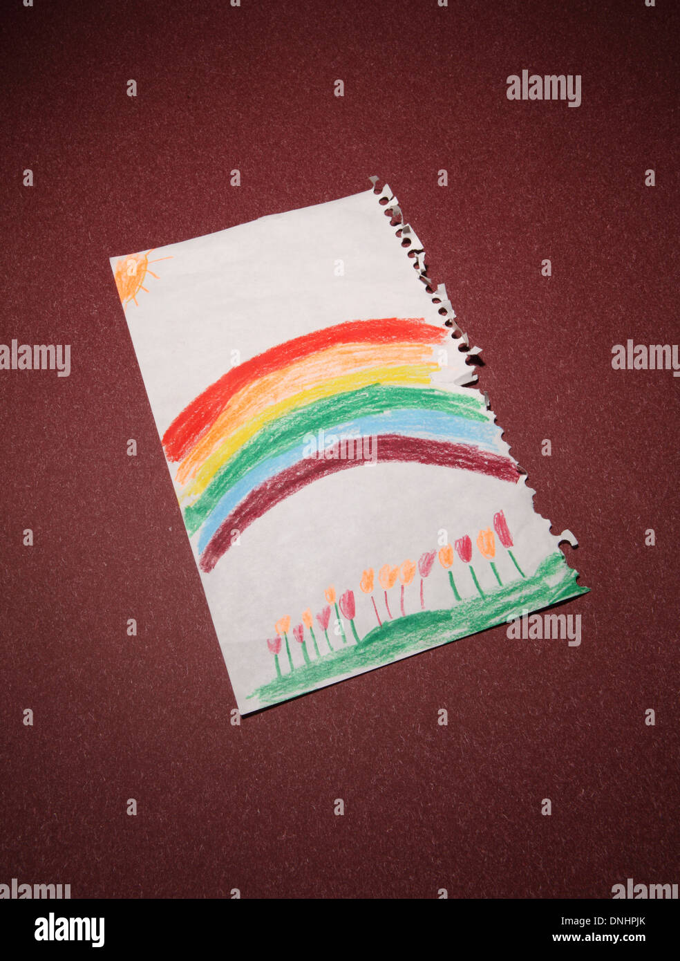 Per bambini a matita colorata di disegno di un arcobaleno e fiori. Foto Stock