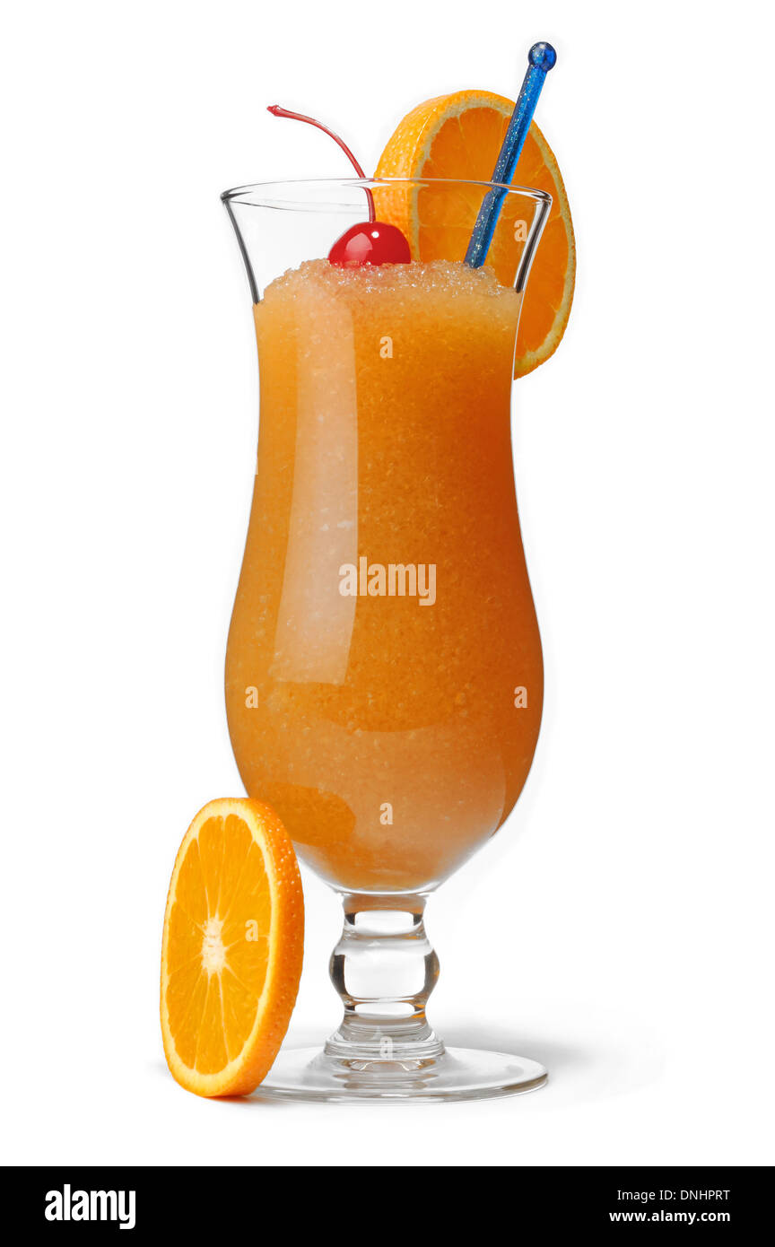 Un iced orange cocktail drink in un bicchiere con fettine di arancia e una ciliegia di colore rosso. Foto Stock