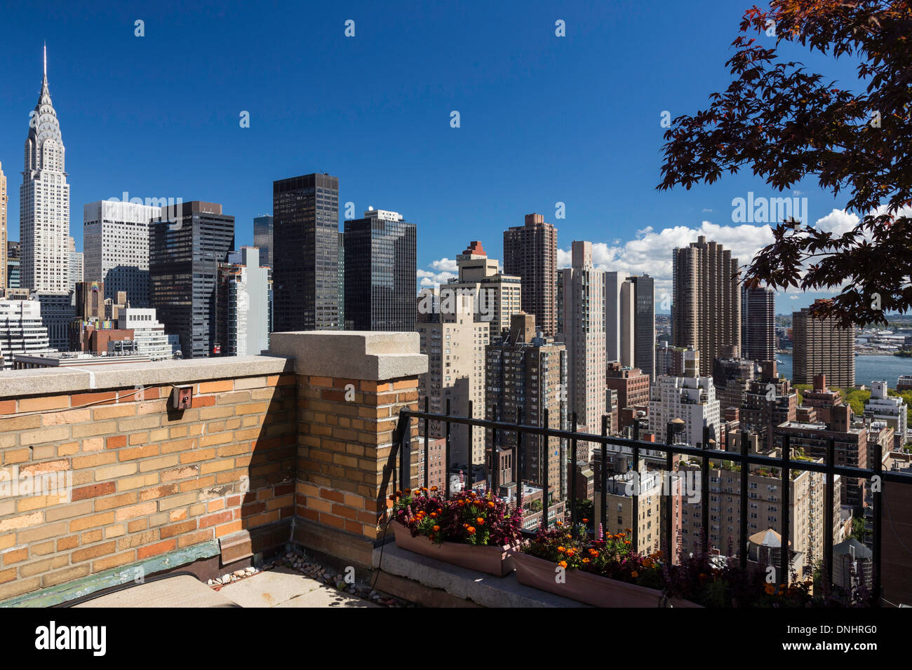 Skyline di Manhattan da appartamento edificio Roofdeck, NYC Foto Stock