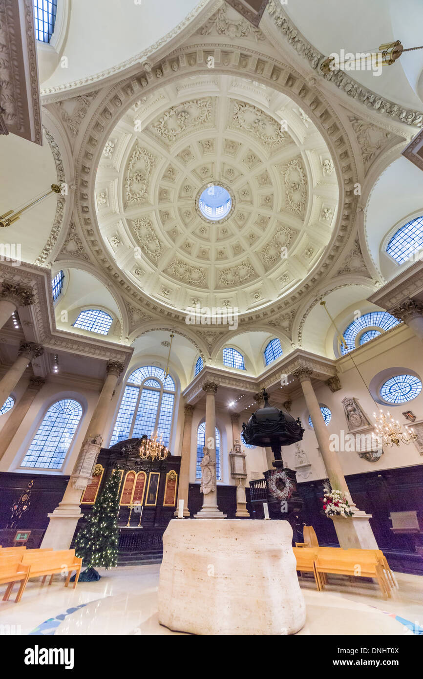 La chiesa di St Stephen Walbrook nella City di Londra, con cupola da Sir Christoper Wren e altare di Henry Moore Foto Stock