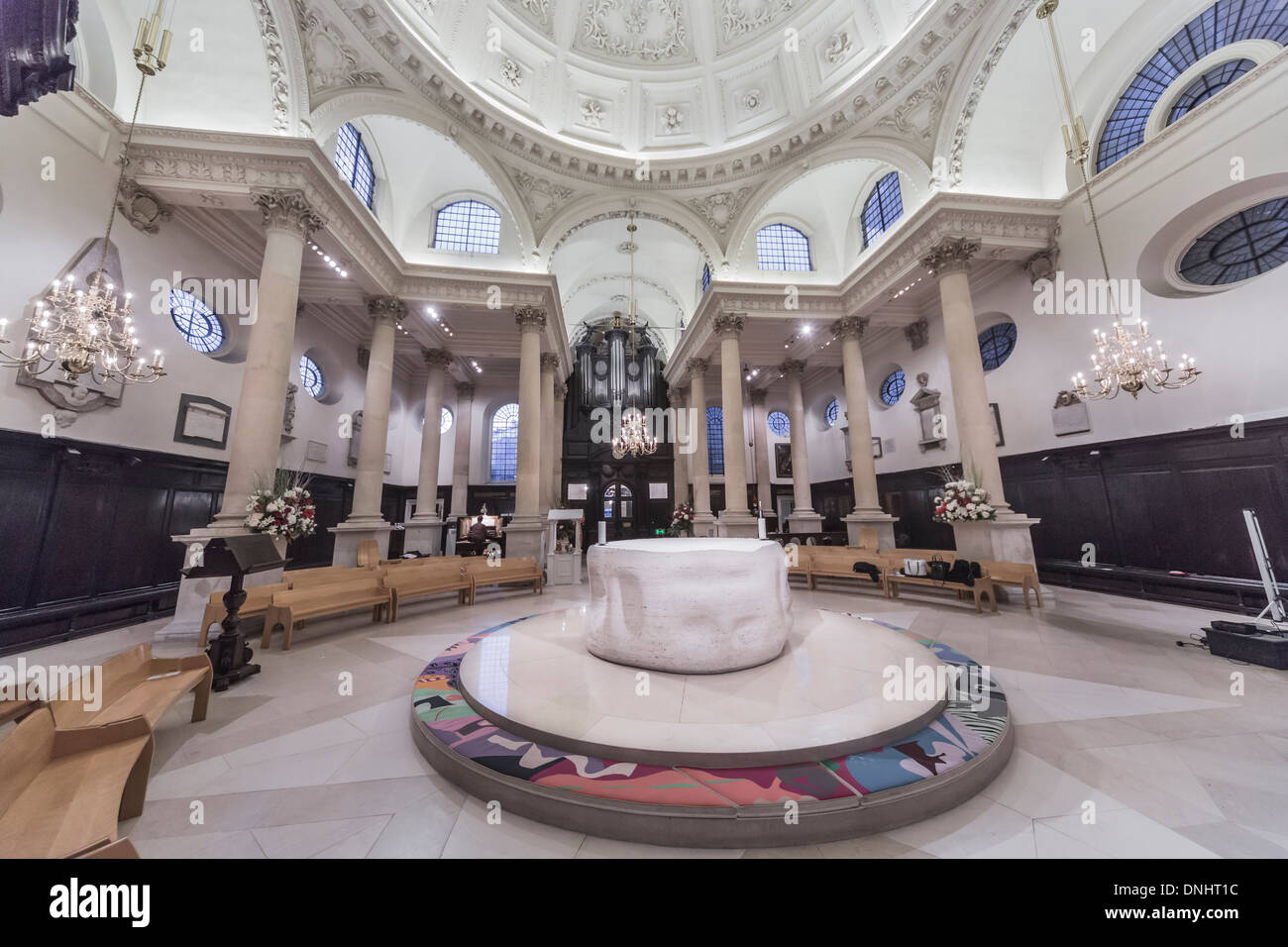 La chiesa di St Stephen Walbrook nella City di Londra, CE4, con cupola da Sir Christoper Wren e altare di Henry Moore, associato con il Ciad Varah Foto Stock