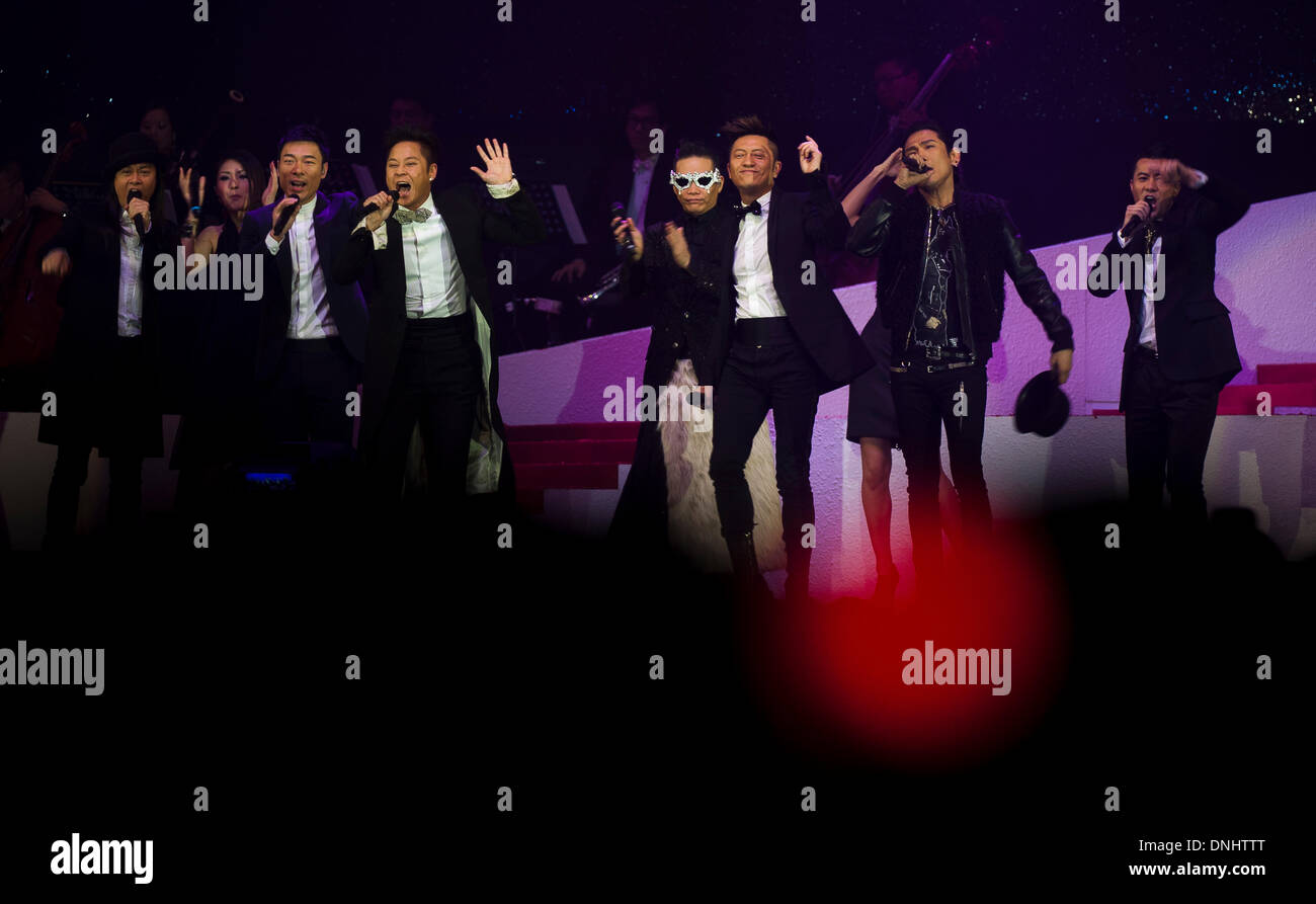 Hong Kong, Cina. 31 Dic, 2013. Pop stars eseguire in un concerto per la commemorazione del decimo anniversario della morte di Anita Mui in Hong Kong, Cina del sud, Dic 30, 2013. © Lui Siu Wai/Xinhua/Alamy Live News Foto Stock