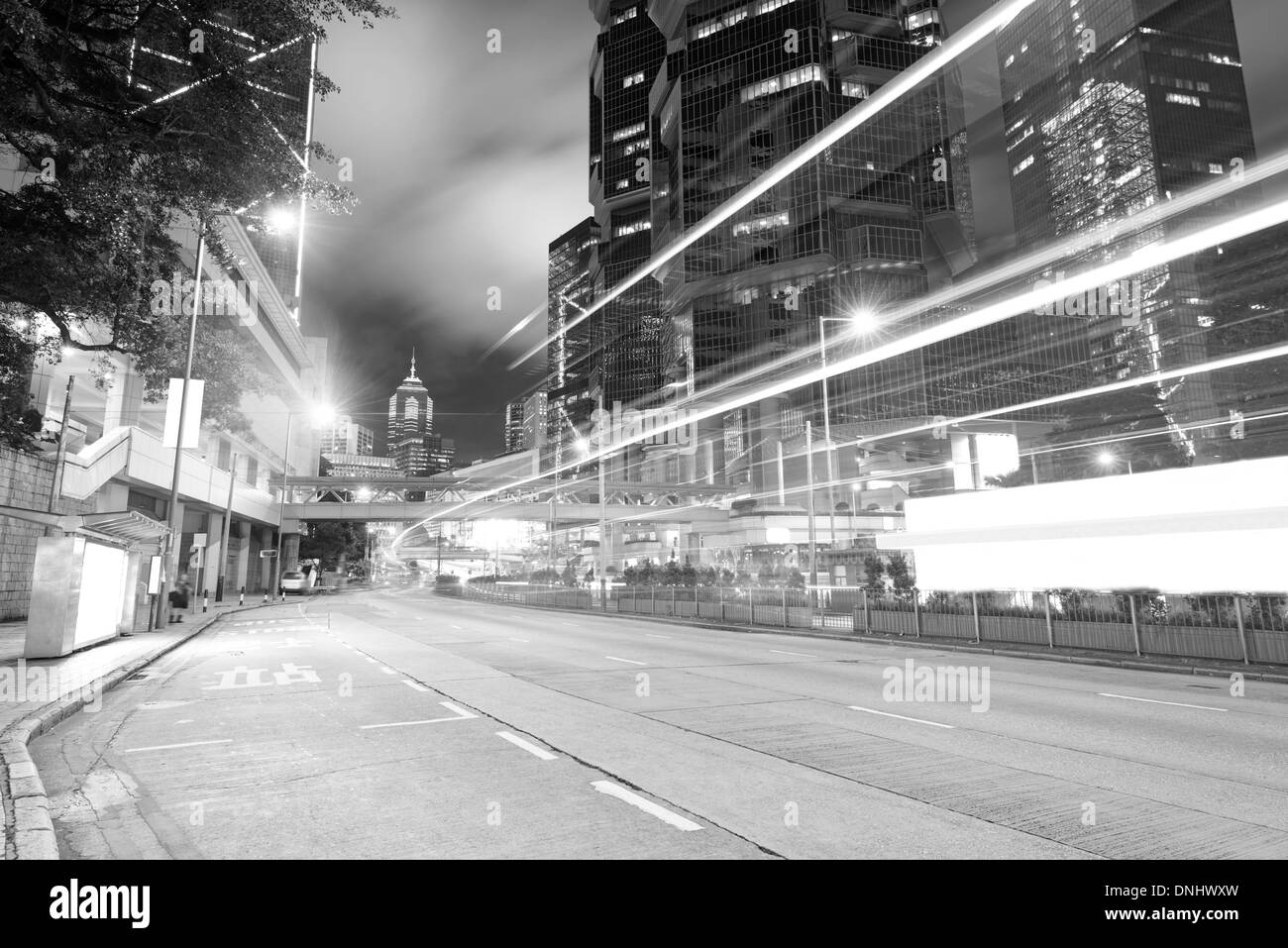 Hong Kong vista notturna con luce per auto Foto Stock