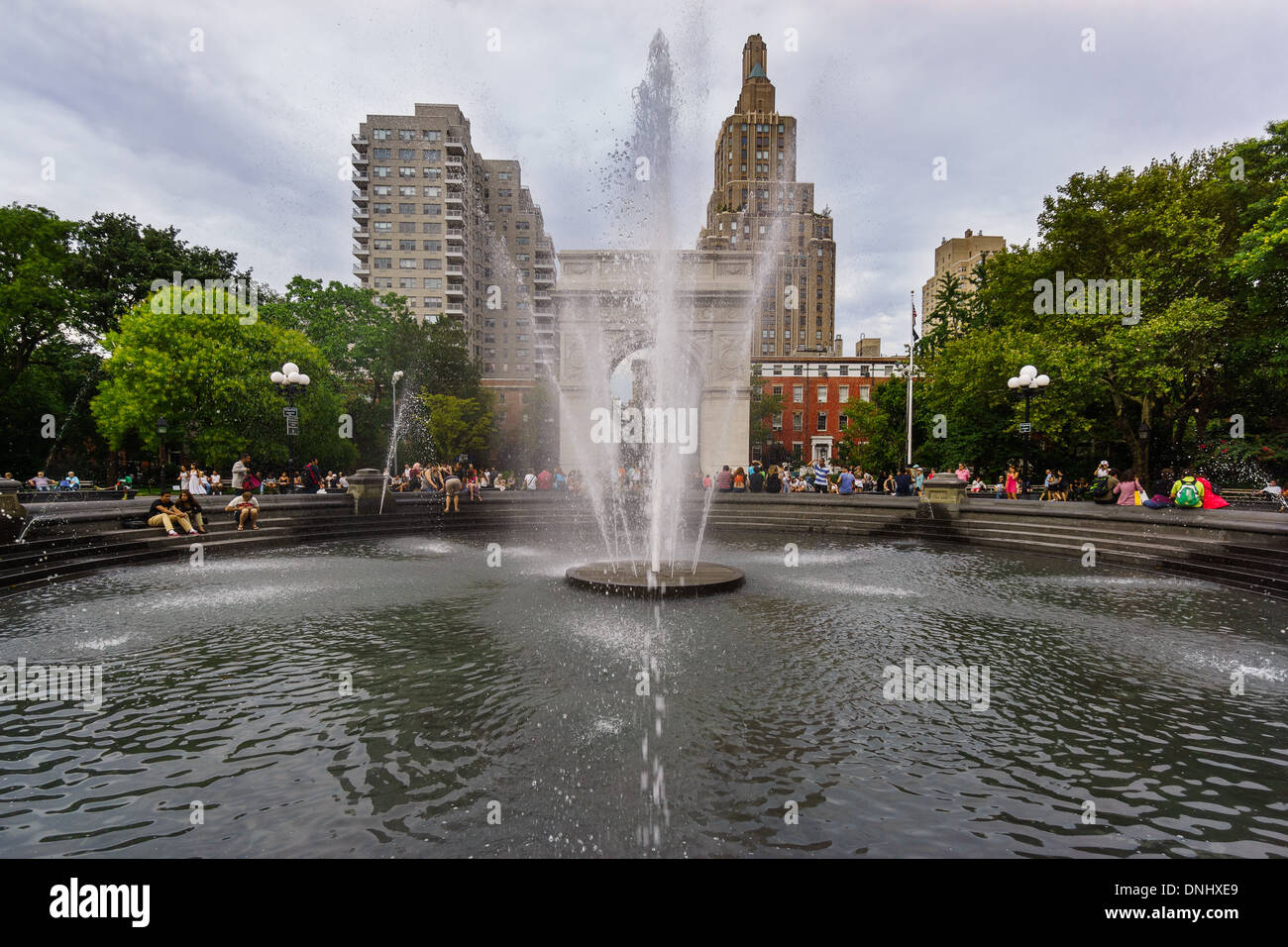 Fontana di acqua a Washington Square, la NYU distretto, e l'Arco di Trionfo dove la Quinta Avenue inizia Foto Stock