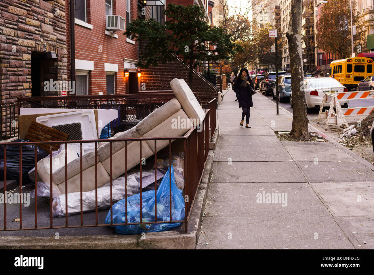 Un lettino bianco sulla sinistra la spazzatura in attesa per i servizi sanitari di prelevarlo a Chelsea, New York Foto Stock