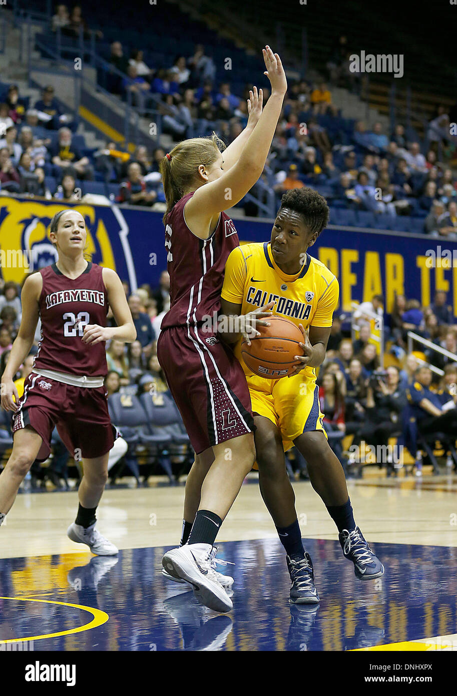 Berkeley, CA, Stati Uniti d'America. 29 Dic, 2013. 29 dic 2013 - Berkeley CA USA California porta G # 2 Afure Jemerigbe battaglia nella vernice con un fade away ponticello( # 22 Madeline Fahan) durante il NCAA Womens gioco di basket tra Lafayette College Leopardi e California Golden Bears 77-60 vincere a Hass Pavilion Berkeley Calif © csm/Alamy Live News Foto Stock