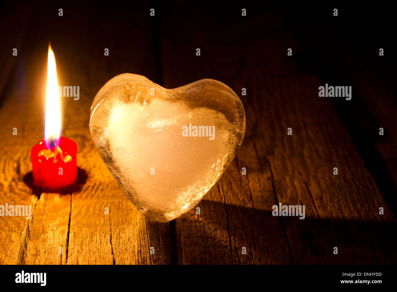 Cuore di ghiaccio e candela abstract San Valentino concetto nella notte Foto Stock