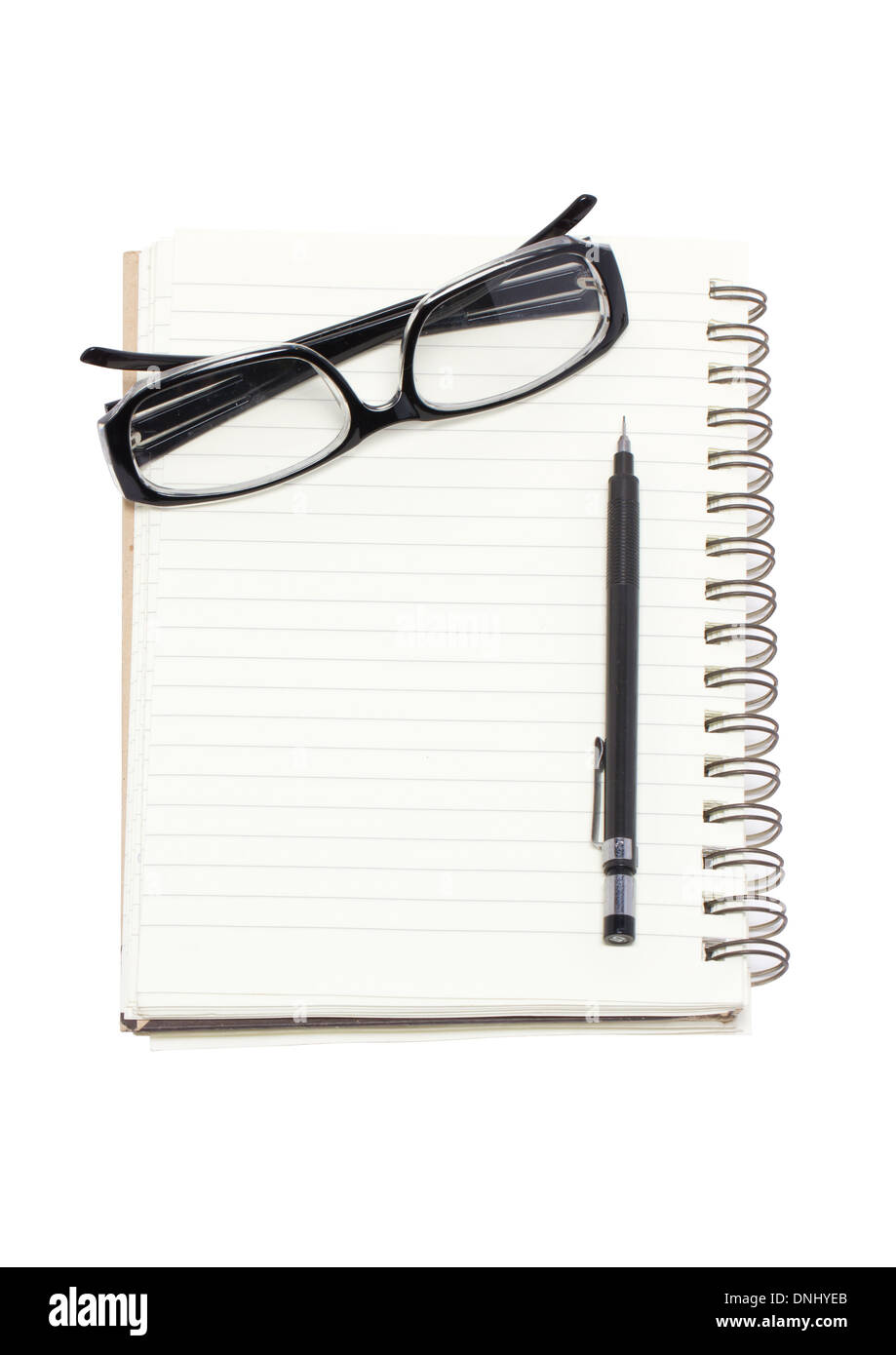 Occhiali con matita meccanica e legante notebook isolati su sfondo bianco. Foto Stock