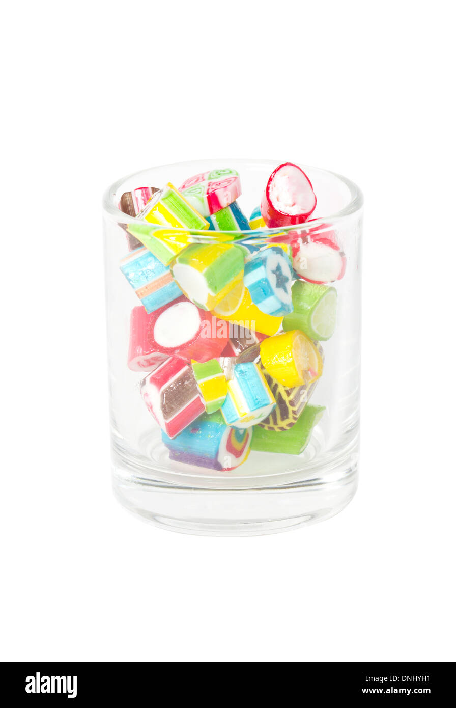 Caramelle colorate in vetro isolato su bianco. Foto Stock